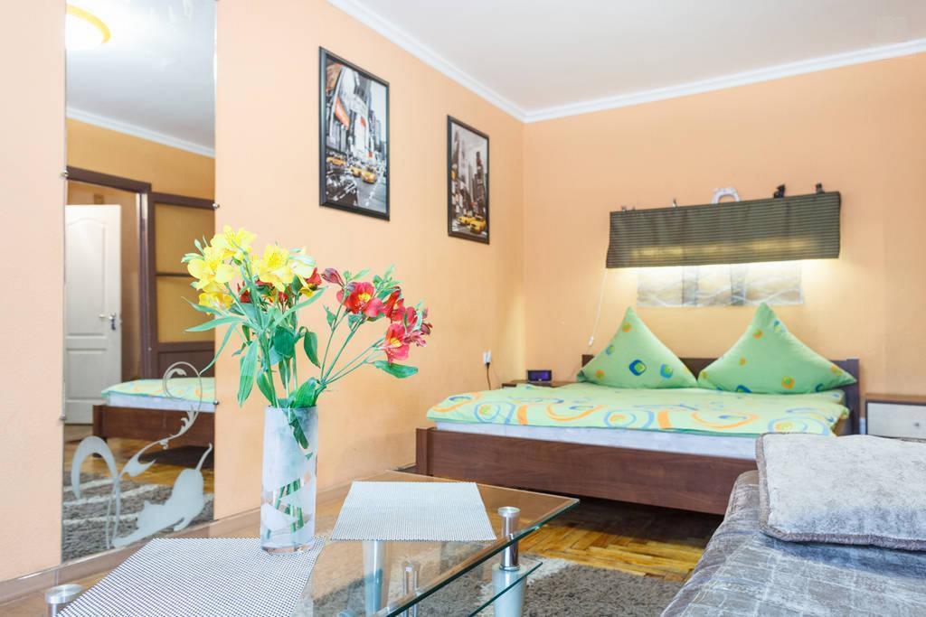 Apartment On Sobornyi Avenue 143 Near Intourist Hotel Zaporizhia Exterior foto